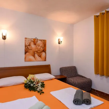 Apartment Vida With Garden: