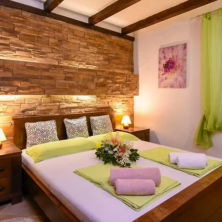 Apartment Vida With Garden: