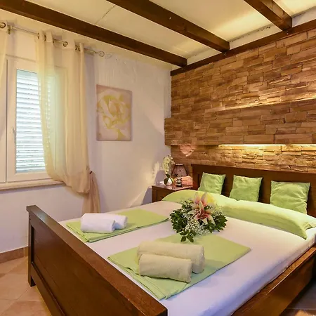 Vida With Garden: Apartment